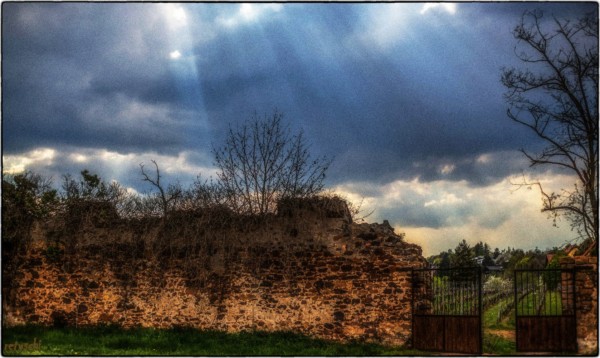 Etruskische Mauer vor einem Frühlingsgewitter