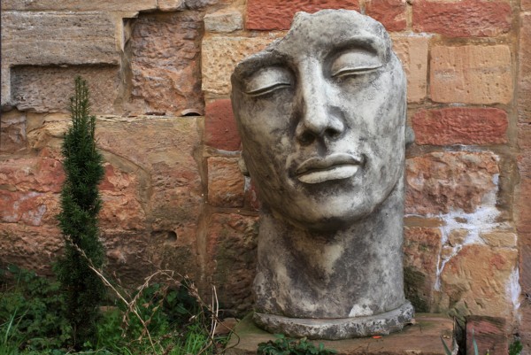 Die Büste am Pfarramt in Otterberg (Pfalz)